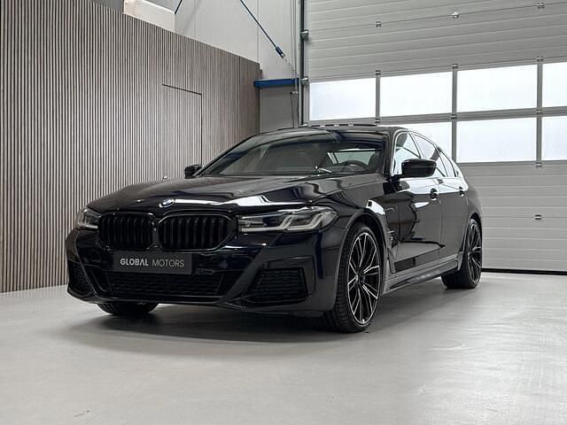 Zwart Occasion 2020 BMW 545e Executive Sedan | € 41.990 (Iets duurder) - Afbeelding 1/4