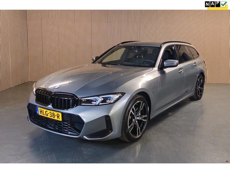 Grijs Gebruikt 2023 BMW 330 Stationwagen | € 43.950 (Eerlijke prijs) - Afbeelding 1/4