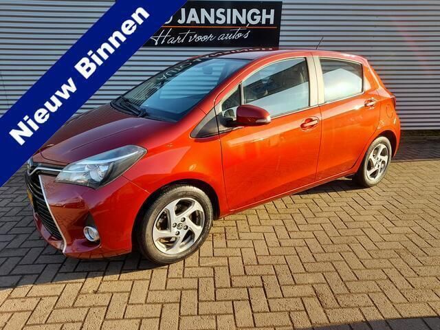 Rood, metallic lak Gebruikt 2015 Toyota Yaris Hatchback | € 14.895 (Eerlijke prijs) - Afbeelding 1/4