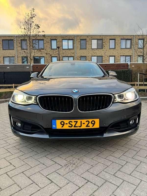 Grijs Gebruikt 2014 BMW 328 Executive Sedan | € 12.450 (Eerlijke prijs) - Afbeelding 1/4