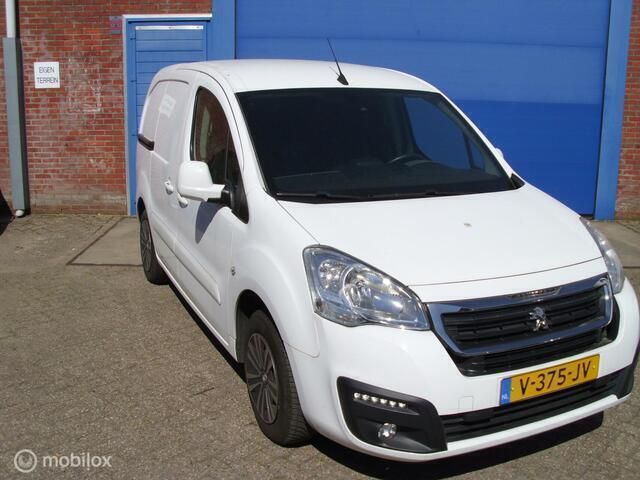 Wit Gebruikt 2018 Peugeot Partner Premium MPV | € 7.000 (Eerlijke prijs) - Afbeelding 1/4