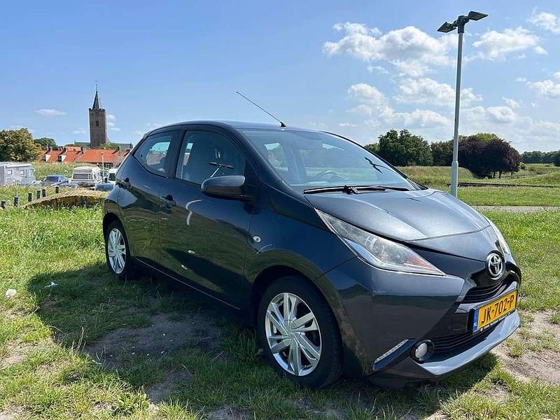 Grijs Gebruikt 2016 Toyota Aygo X-play Hatchback | € 7.450 (Eerlijke prijs) - Afbeelding 1/4