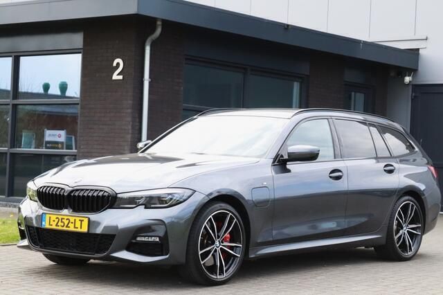 Grijs Gebruikt 2021 BMW 320 M Sport Stationwagen | € 32.950 (Duur) - Afbeelding 1/4