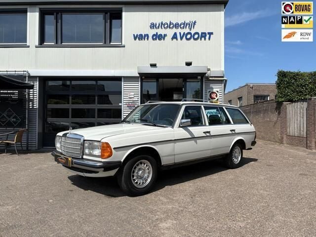 Wit Gebruikt 1984 Mercedes E230 Stationwagen | € 12.500 - Afbeelding 1/4