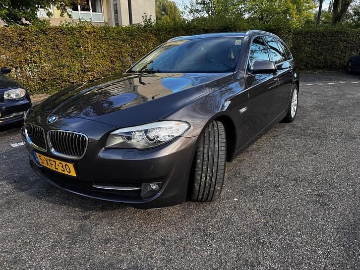 Bruin Gebruikt 2011 BMW 520 Executive Stationwagen | € 9.750 (Eerlijke prijs) - Afbeelding 1/4