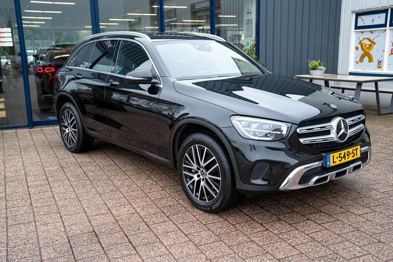 Zwart (metallic) Occasion 2021 Mercedes GLC300e Business SUV | € 36.940 (Super prijs) - Afbeelding 1/3
