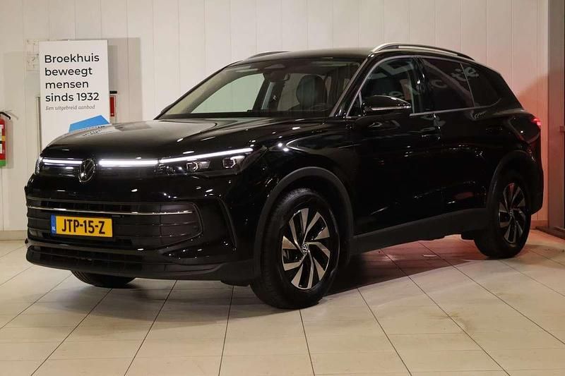 Zwart Occasion 2025 VW Tiguan Edition SUV | € 44.900 (Goede deal) - Afbeelding 1/4