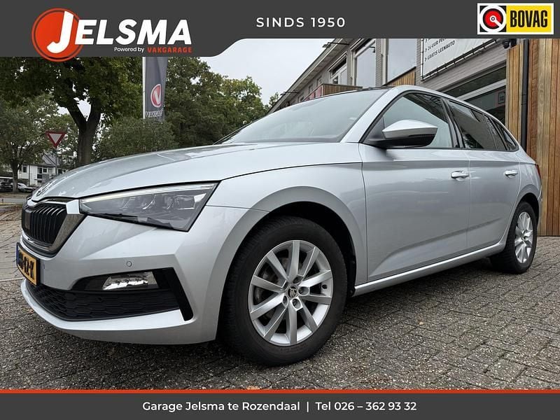 Grijs Gebruikt 2022 Skoda Scala Business Line Hatchback | € 17.900 (Eerlijke prijs) - Afbeelding 1/4