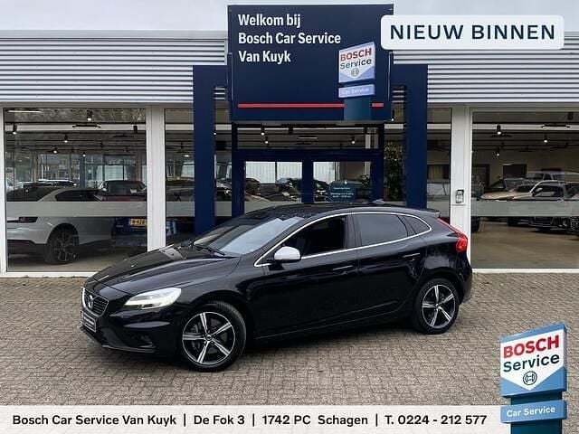 Zwart (metallic) Occasion 2019 Volvo V40 Hatchback | € 20.740 (Eerlijke prijs) - Afbeelding 1/4