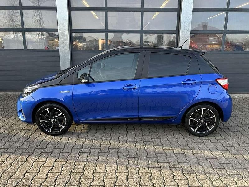 Occasion Toyota Yaris Hybrid 73 PK (53 kW) 2017 Blauw (metallic) Hatchback