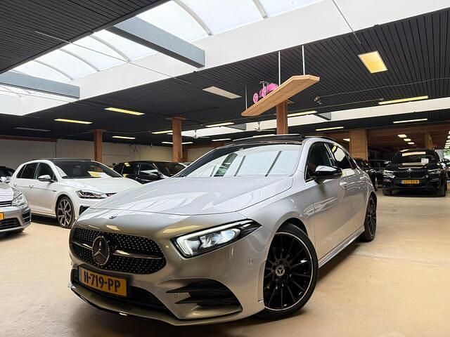 Grijs Gebruikt 2018 Mercedes A200 AMG Line Premium Plus Hatchback | € 20.950 (Eerlijke prijs) - Afbeelding 1/4