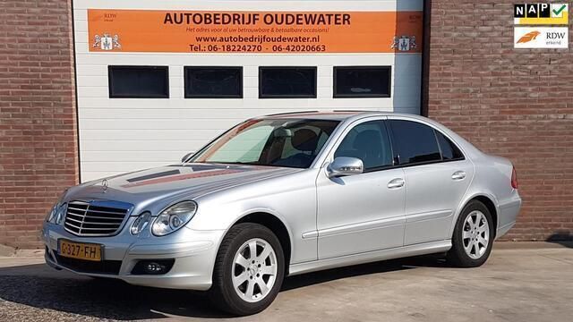 Grijs, metallic lak Gebruikt 2006 Mercedes E220 Classic Sedan | € 7.499 (Duur) - Afbeelding 1/4