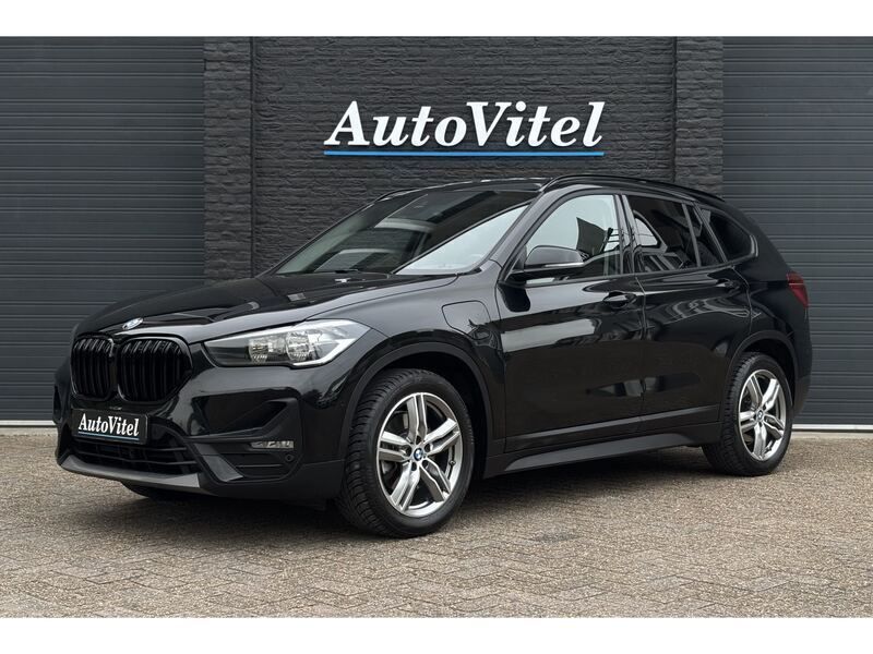Zwart, metallic lak Gebruikt 2021 BMW X1 Sport Line SUV | € 28.445 (Eerlijke prijs) - Afbeelding 1/3