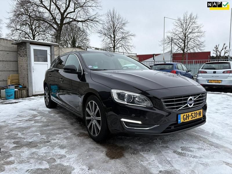 Zwart (metallic) Occasion 2015 Volvo V60 Summum Stationwagen | € 7.895 (Super prijs) - Afbeelding 1/4
