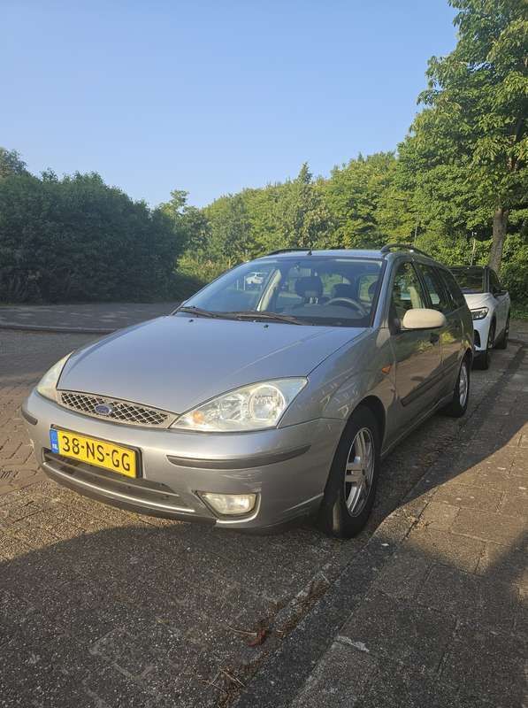 Zilver Gebruikt 2004 Ford Focus Trend Stationwagen | € 800 (Goede deal) - Afbeelding 1/4