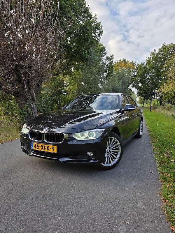 Zwart Gebruikt 2012 BMW 320 Executive Sedan | € 8.250 (Goede deal) - Afbeelding 1/4