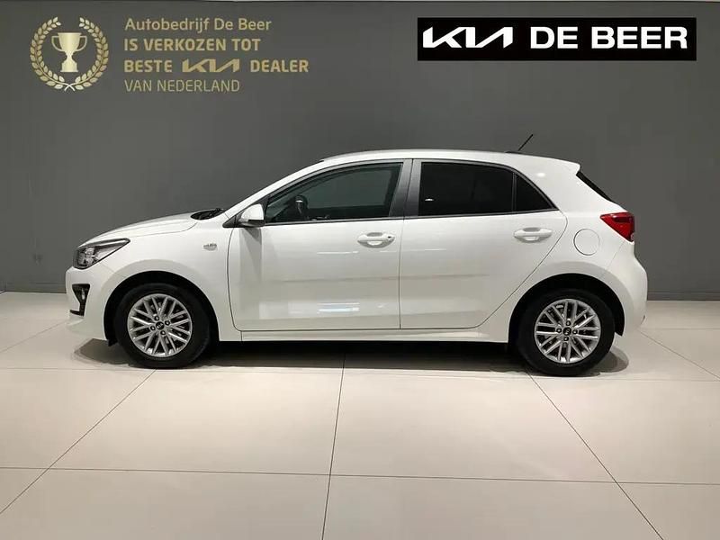 Clear white Occasion 2021 Kia Rio Hatchback | € 15.445 (Eerlijke prijs) - Afbeelding 1/4