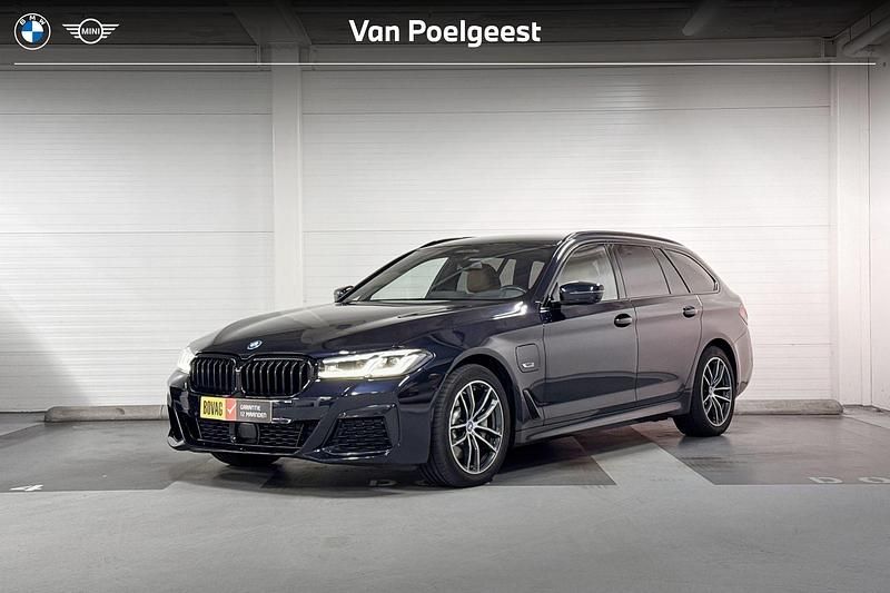 Carbonschwarz (416) Gebruikt 2023 BMW 530e Comfort Edition Stationwagen | € 44.900 (Eerlijke prijs) - Afbeelding 1/4