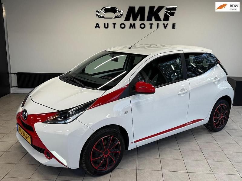 Wit Gebruikt 2015 Toyota Aygo Hatchback | € 6.995 (Eerlijke prijs) - Afbeelding 1/4