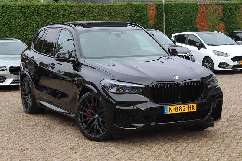Zwart Gebruikt 2021 BMW X5 Executive SUV | € 59.999 (Eerlijke prijs) - Afbeelding 1/4