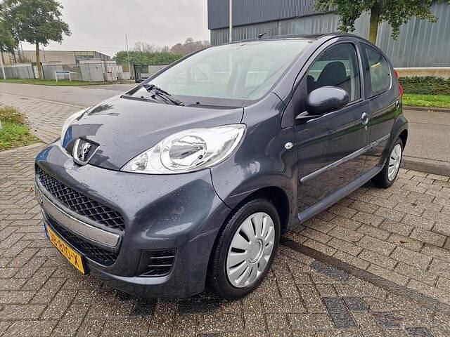 Grijs (metallic) Gebruikt 2009 Peugeot 107 Hatchback | € 1.199 (Goede deal) - Afbeelding 1/4