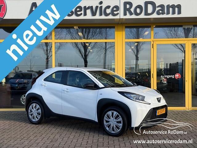 Wit (metallic) Occasion 2022 Toyota Aygo X Play SUV | € 18.350 (Eerlijke prijs) - Afbeelding 1/4