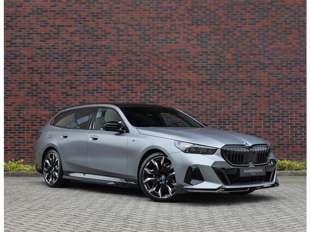 Grijs Gebruikt 2024 BMW 530e M Performance Stationwagen | € 95.950 - Afbeelding 1/4