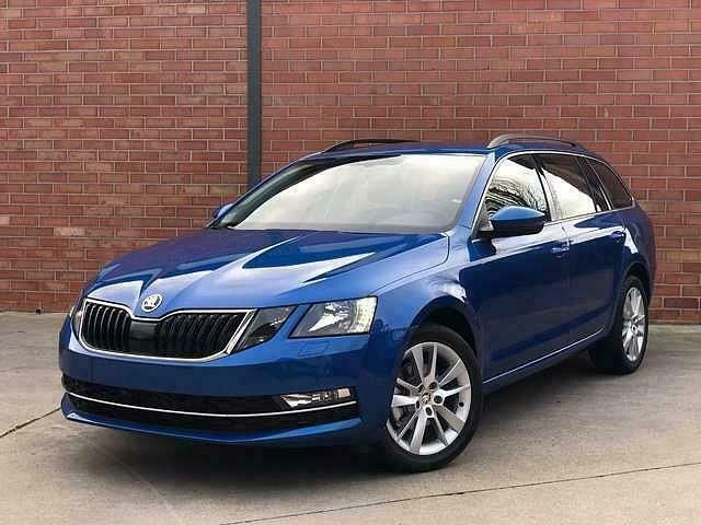 Blauw Occasion 2019 Skoda Octavia Stationwagen | € 23.900 (Duur) - Afbeelding 1/4