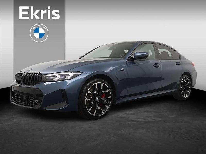Blauw Nieuw 2025 BMW 330e M Sport Sedan | € 72.471 - Afbeelding 1/4