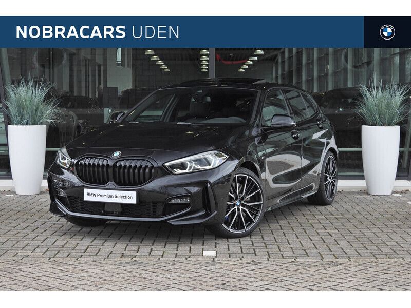 Saphirschwarz Gebruikt 2024 BMW 118 M Sport Hatchback | € 37.450 (Iets duurder) - Afbeelding 1/4