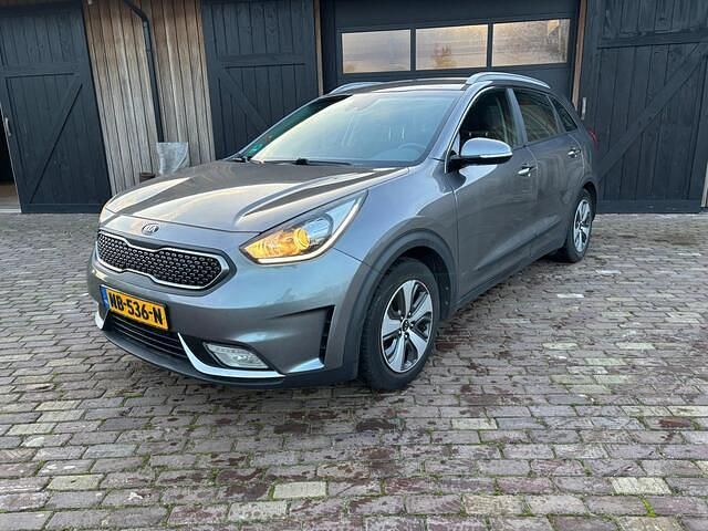 Grijs (metallic) Gebruikt 2017 Kia Niro First Edition SUV | € 13.950 (Goede deal) - Afbeelding 1/4