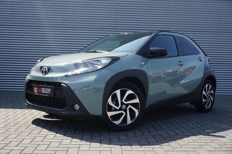 Groen Gebruikt 2024 Toyota Aygo Pulse Hatchback | € 21.675 (Eerlijke prijs) - Afbeelding 1/4