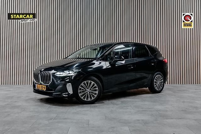 Zwart Gebruikt 2022 BMW 218 Comfort Edition MPV | € 27.750 (Eerlijke prijs) - Afbeelding 1/4