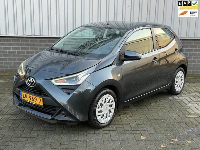 Grijs Gebruikt 2019 Toyota Aygo X-play Hatchback | € 7.995 (Goede deal) - Afbeelding 1/4