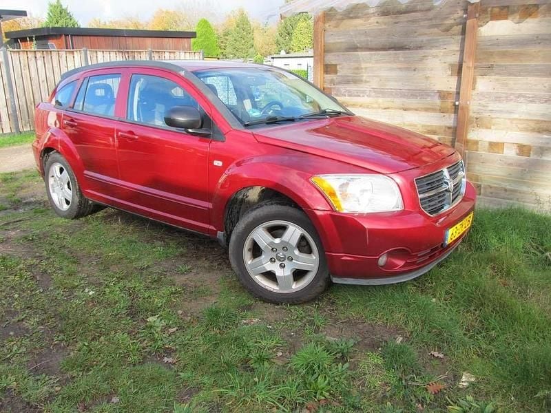Rood Occasion 2008 Dodge Caliber SXT Hatchback | € 1.800 (Eerlijke prijs) - Afbeelding 1/4