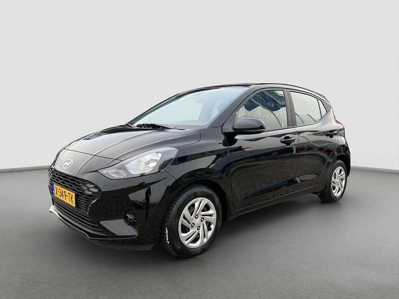 Phantom black mica parelmoer (zwart mica) Occasion 2024 Hyundai i10 Comfort Hatchback | € 14.900 (Eerlijke prijs) - Afbeelding 1/4
