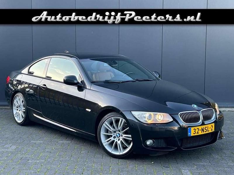 Zwart (metallic) Gebruikt 2010 BMW 325 M Sport Coupé | € 15.950 - Afbeelding 1/4