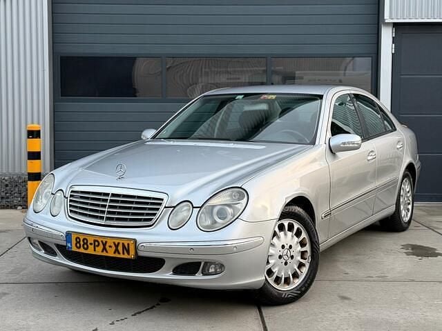 Grijs (metallic) Gebruikt 2005 Mercedes E220 Elegance Sedan | € 2.399 (Eerlijke prijs) - Afbeelding 1/4