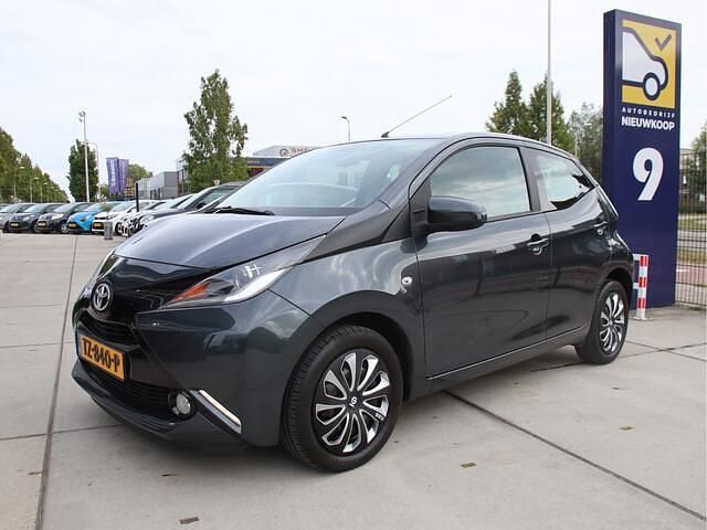 Grijs Gebruikt 2018 Toyota Aygo X-play Hatchback | € 9.949 (Goede deal) - Afbeelding 1/4