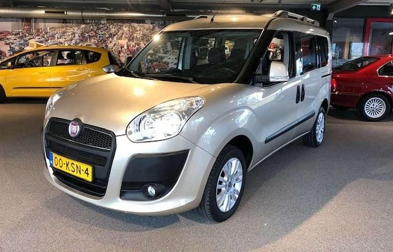 Beige Occasion 2010 Fiat Doblò Emotion MPV | € 6.900 (Eerlijke prijs) - Afbeelding 1/4