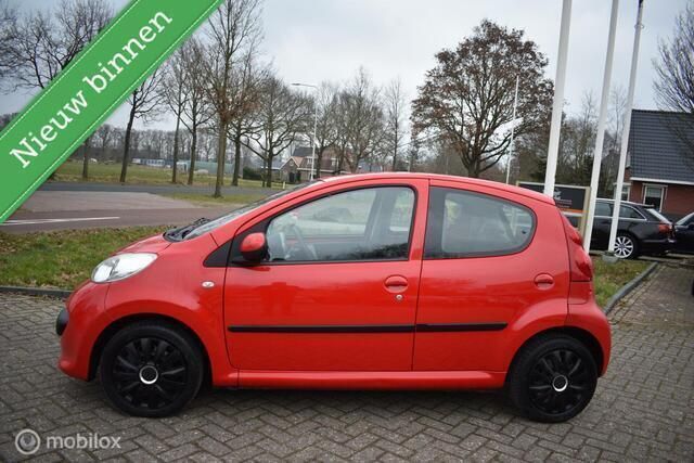 Rood Gebruikt 2008 Peugeot 107 Urban Move Hatchback | € 1.750 (Goede deal) - Afbeelding 1/4