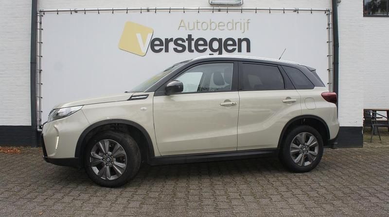Beige Gebruikt 2024 Suzuki Vitara SUV | € 26.450 (Eerlijke prijs) - Afbeelding 1/4