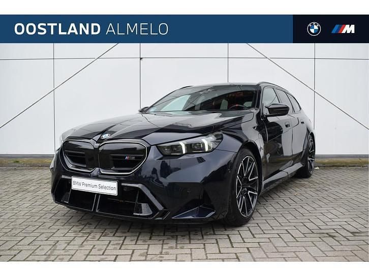 M carbonschwarz (donker zwart metallic) Gebruikt 2025 BMW M5 Comfort Edition Stationwagen | € 149.950 (Iets duurder) - Afbeelding 1/1