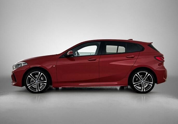 Occasion BMW 118 Executive 2021 Rood Hatchback