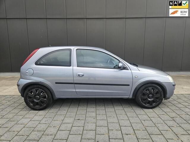 Grijs Gebruikt 2004 Opel Corsa Hatchback | € 1.350 (Eerlijke prijs) - Afbeelding 1/4