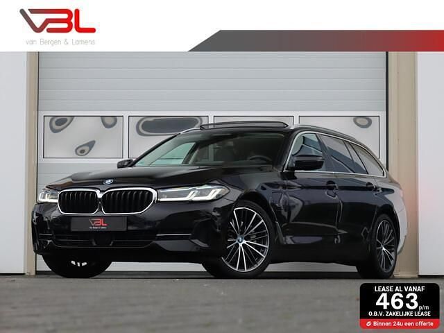 Zwart (metallic) Gebruikt 2022 BMW 530e Executive Stationwagen | € 34.940 (Goede deal) - Afbeelding 1/4