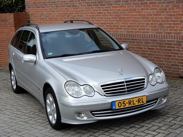 Grijs, metallic lak Gebruikt 2005 Mercedes C180 Elegance Sedan | € 5.750 (Duur) - Afbeelding 1/4