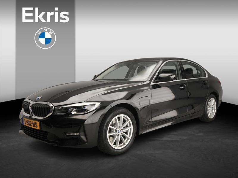 Zwart (metallic) Occasion 2021 BMW 320e Executive Sedan | € 26.900 (Super prijs) - Afbeelding 1/4