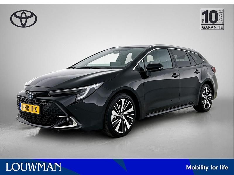 Zwart Gebruikt 2025 Toyota Corolla Hybrid Stationwagen | € 33.945 (Eerlijke prijs) - Afbeelding 1/4