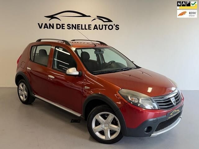 Rood Gebruikt 2009 Dacia Sandero Stepway Hatchback | € 2.490 (Eerlijke prijs) - Afbeelding 1/4
